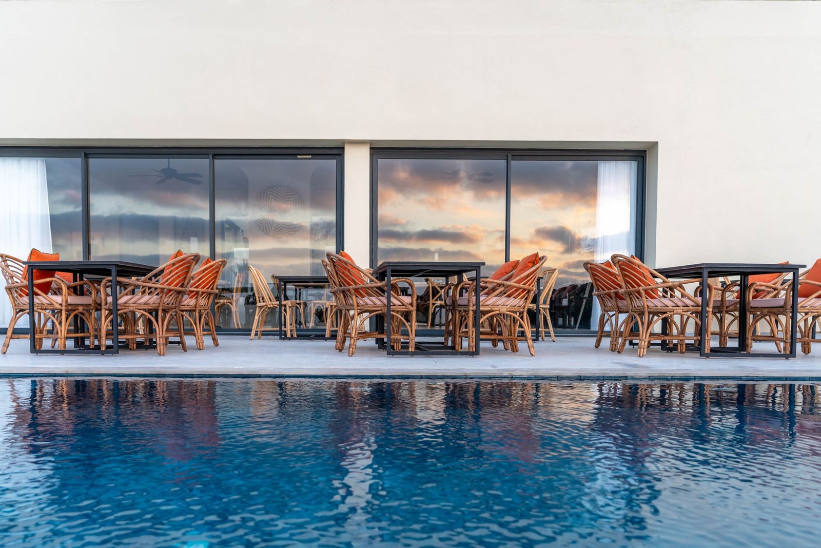Terrasse du restaurant Le Restaurant face à l'océan Atlantique au crépuscule
