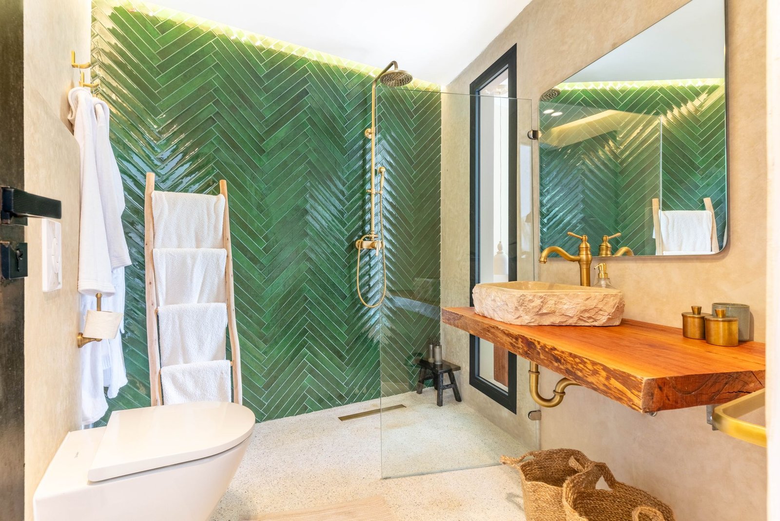 Salle de bain avec douche et vue extérieure