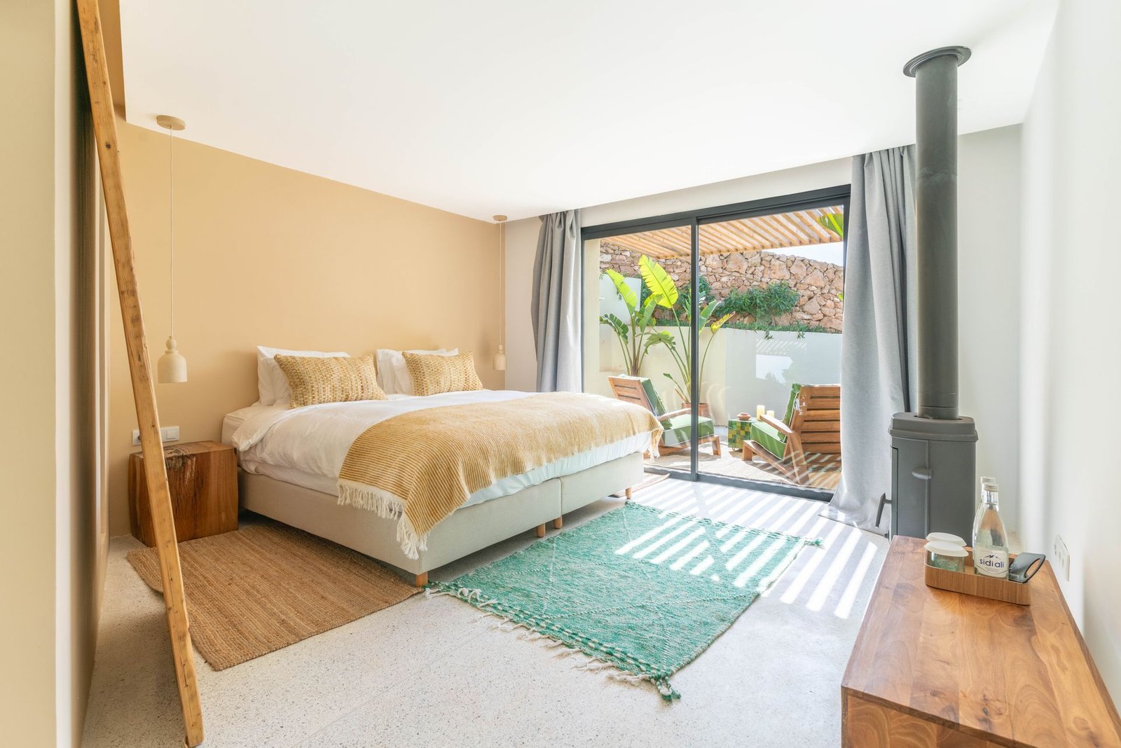 Chambre lumineuse avec vue mer